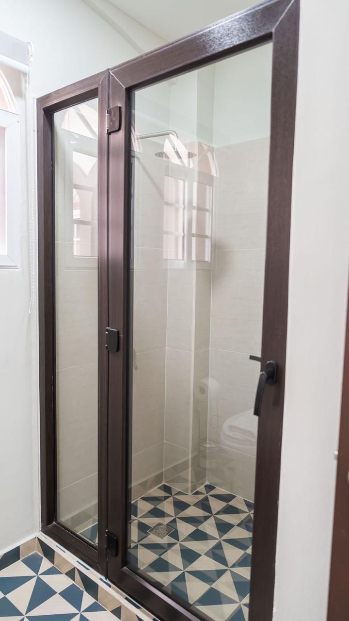 Un baño con inodoro, lavabo y espejo.