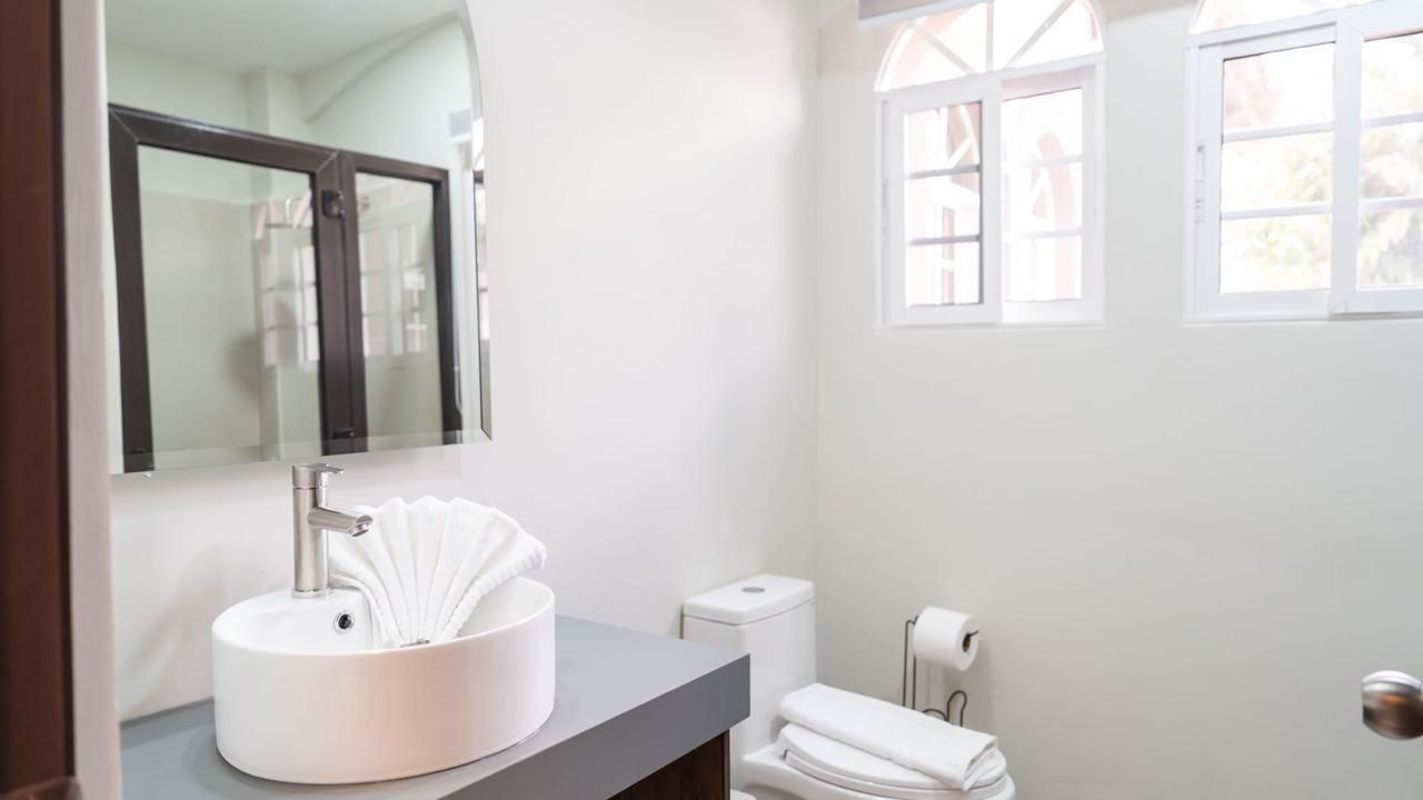 Una sala de estar con un sofá, dos mesas de café y una alfombra.