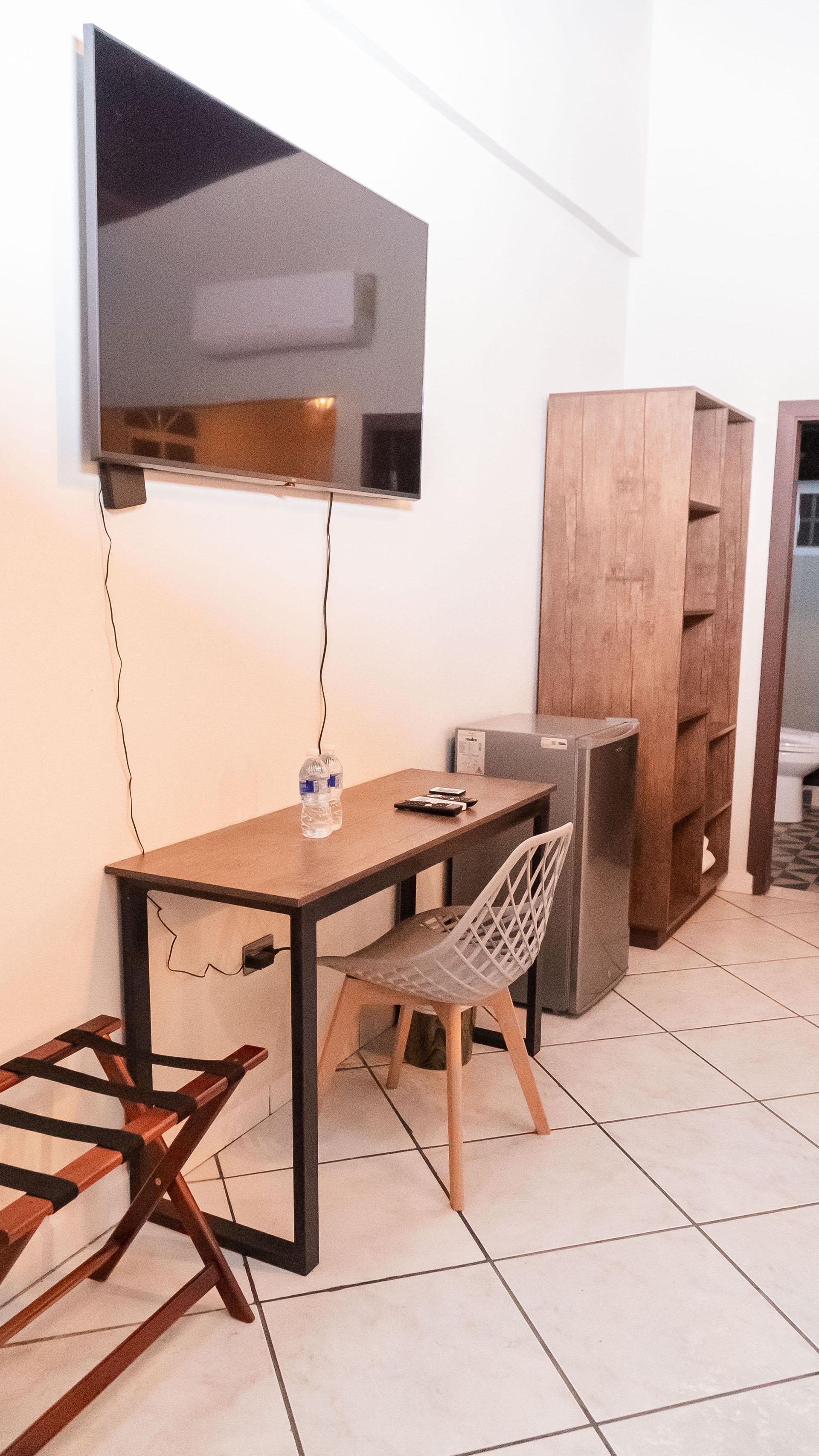 Una sala de estar con sofá, mesa de café y plantas.