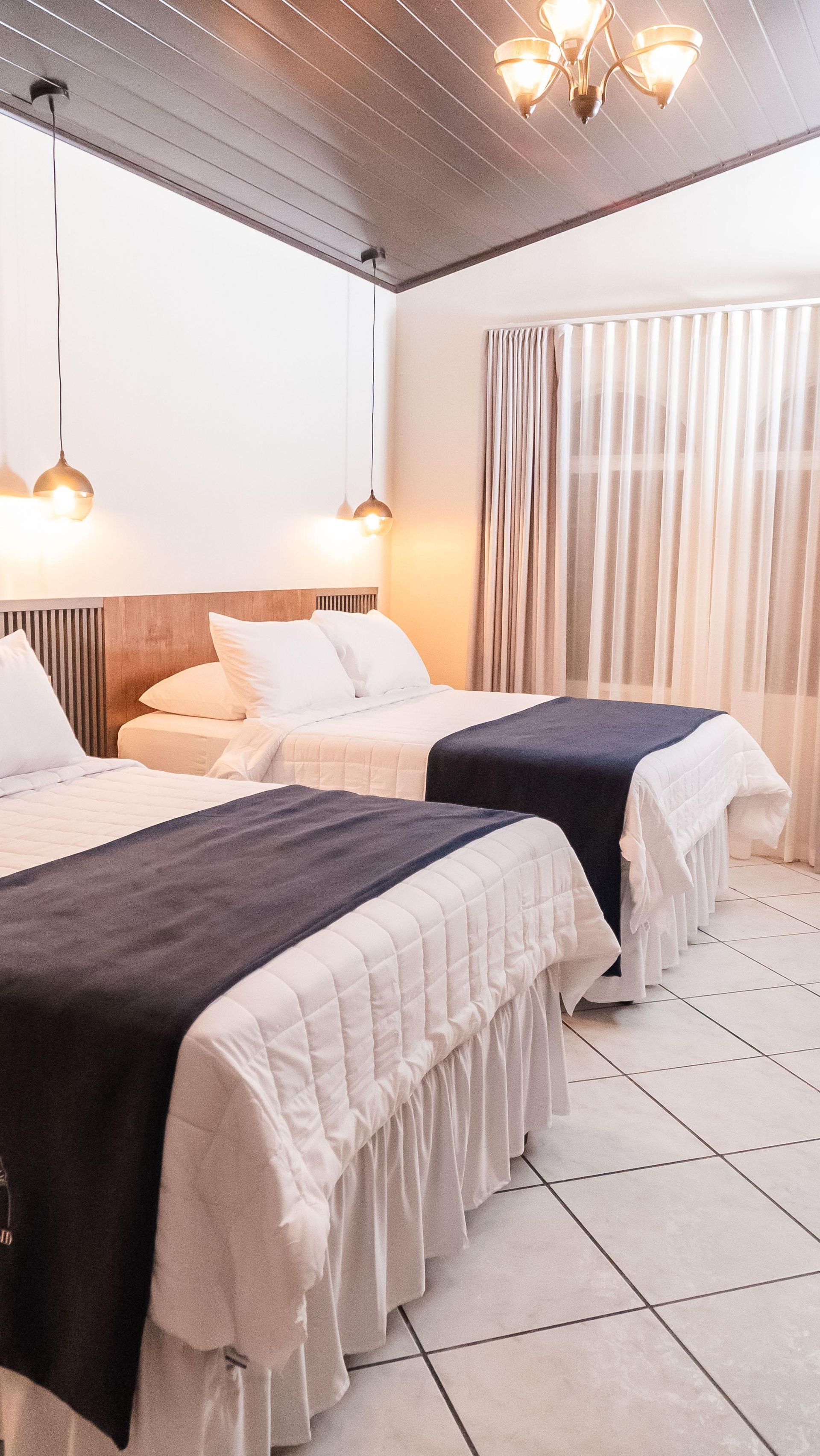 Un dormitorio con cama, escritorio, silla y televisión.