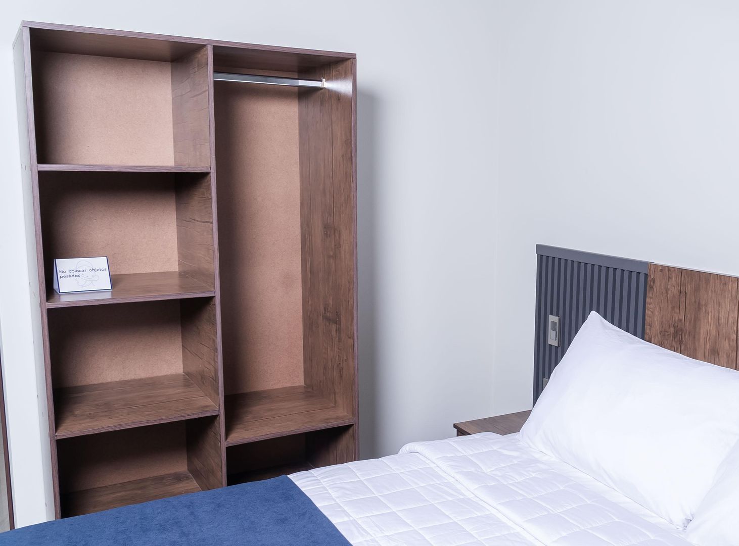 Un baño con inodoro, lavabo y espejo.