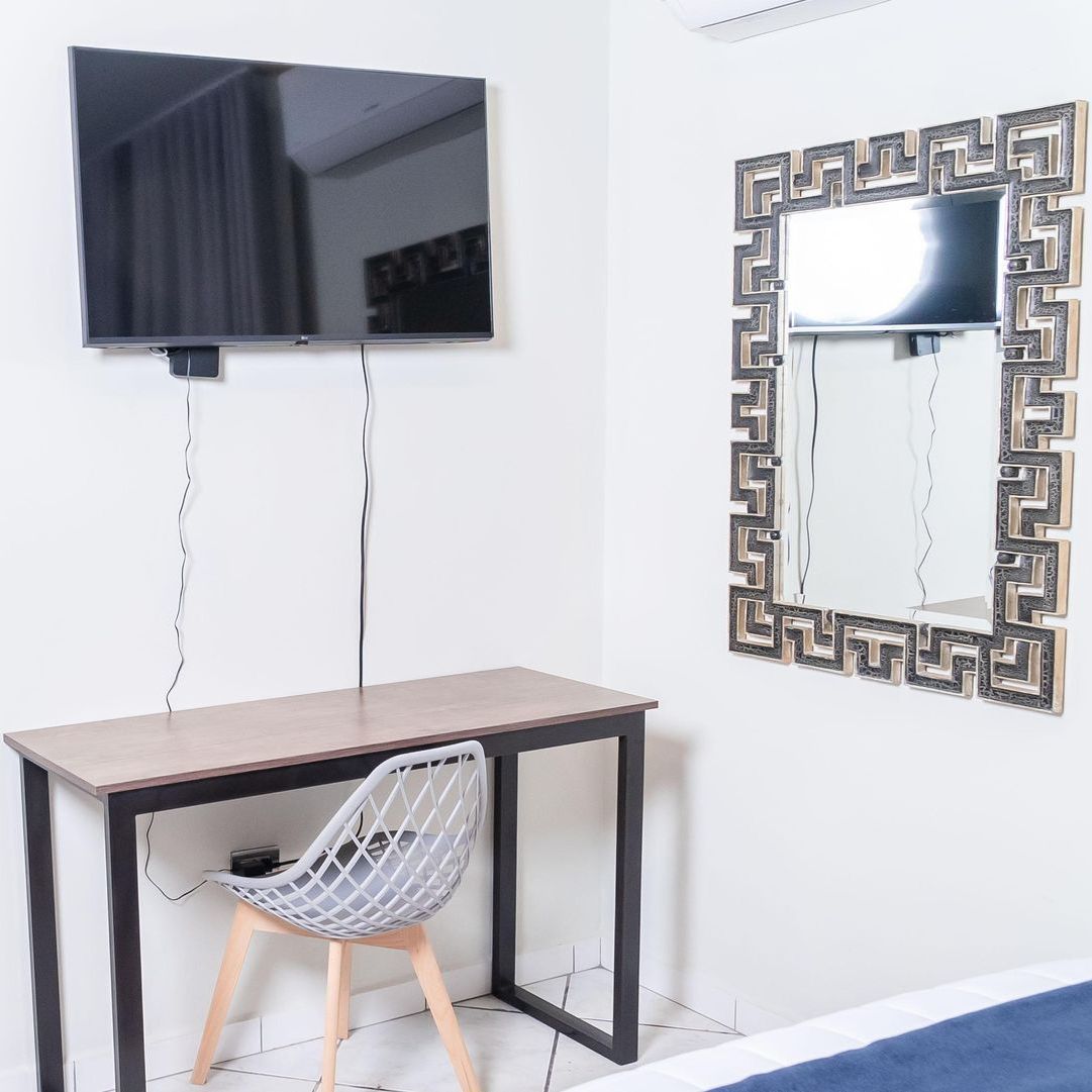 Una imagen generada por computadora de un pasillo con un sofá y un escritorio.