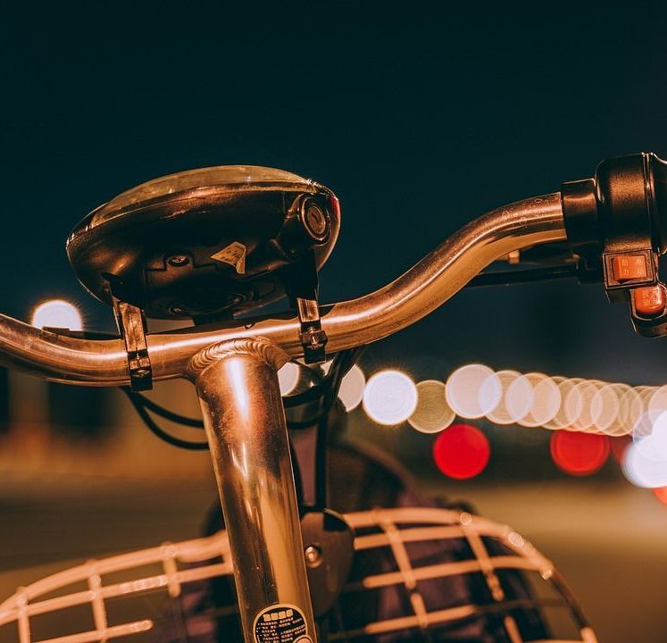 A close up of a bicycle 's handlebars at night