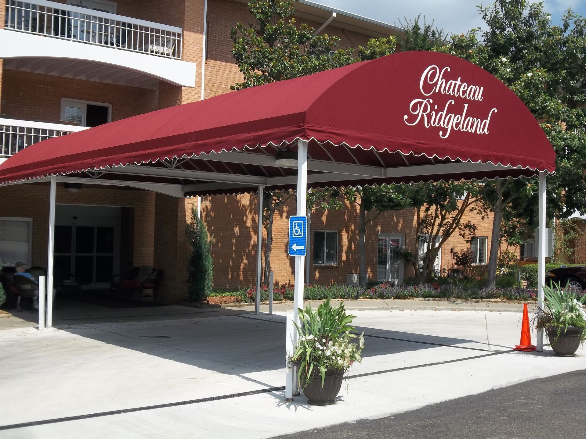 a red canopy with chateau ridgeland written on it - Road Jackson, MS - French Awning & Screen Co.