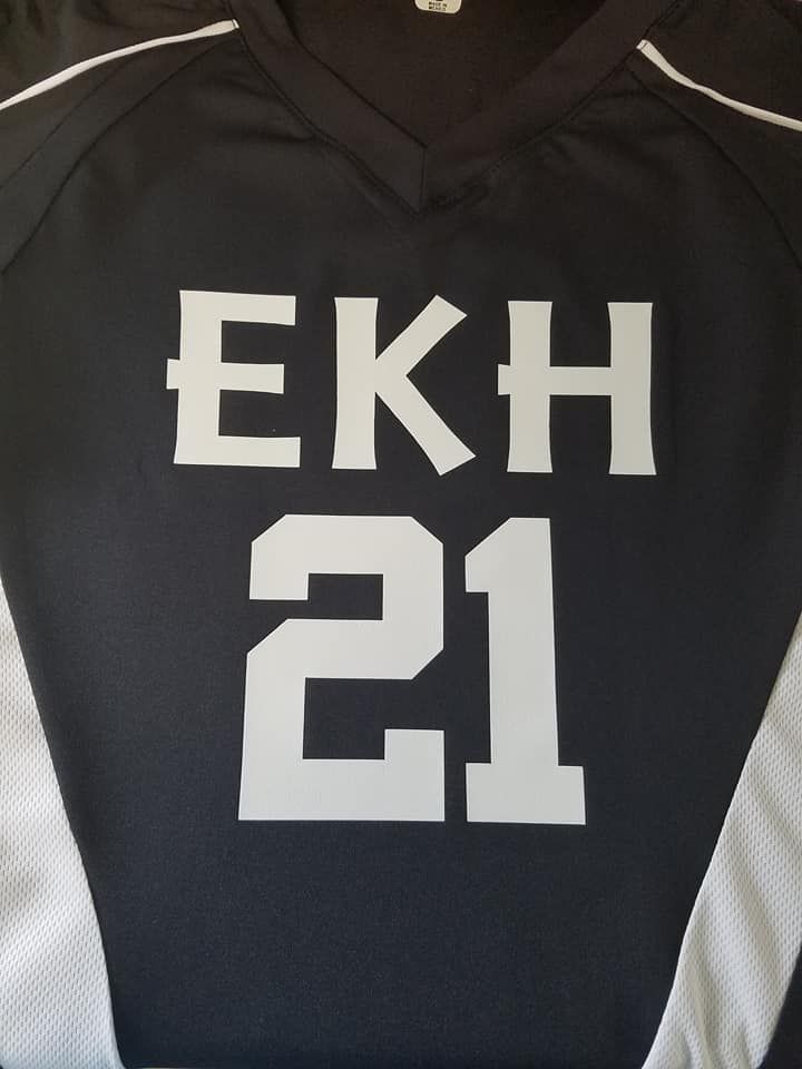 A black jersey with the number 21 on it