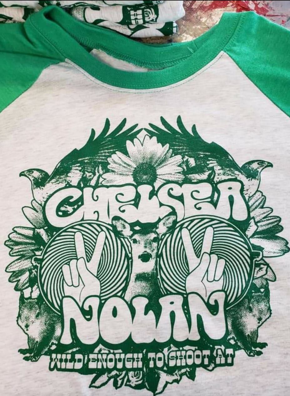 A t-shirt that says ' chelsea we nolin ' on it