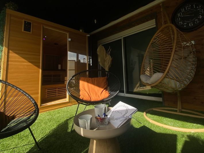 Il y a des bougies et des serviettes sur le comptoir dans un spa.