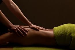 Une femme se fait masser dans un spa.