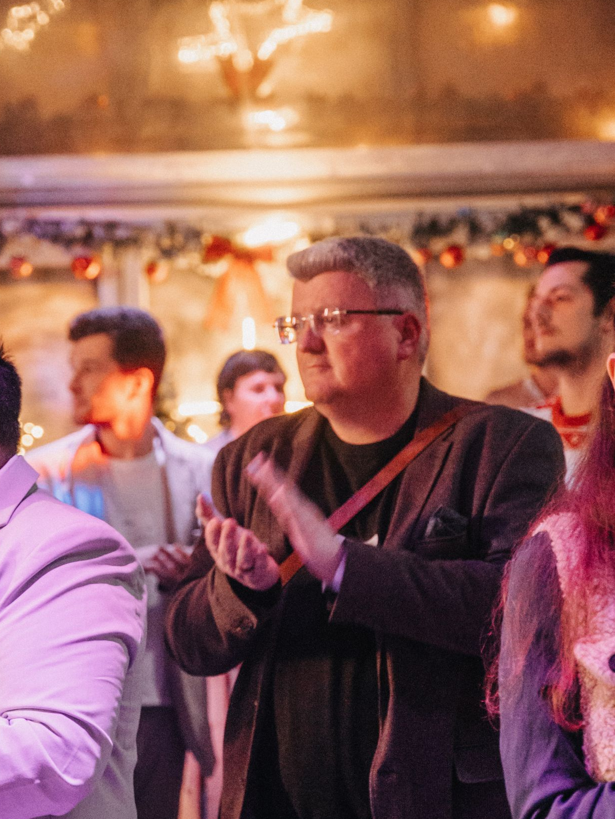 Zwei Männer, einer in einem roten, der andere in einem cremefarbenen Pullover, zeigen den Daumen nach oben.