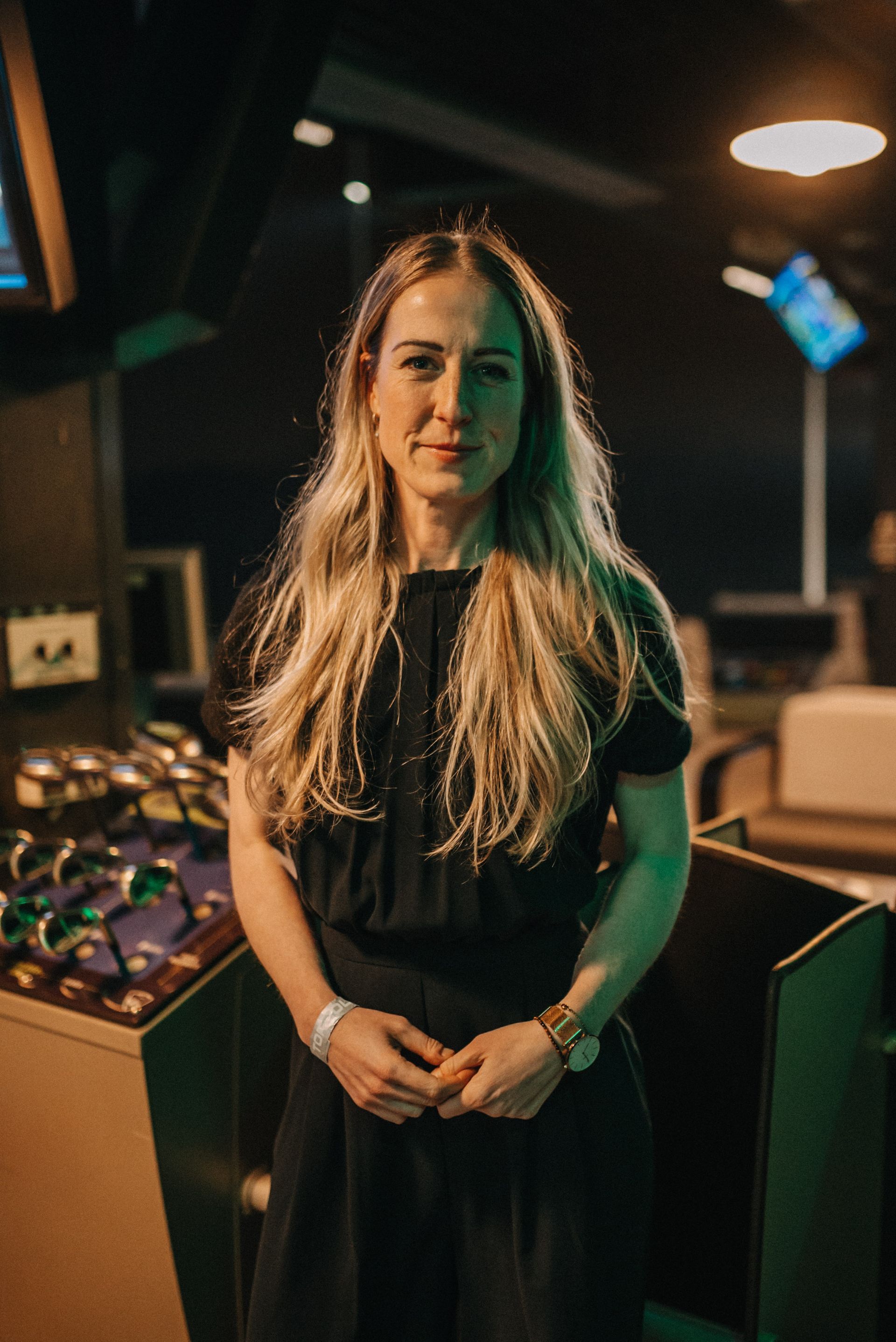 Ein Mann wird in einem Innenraum mit Kamera und Mikrofonangel gefilmt. Nachtszene, grüne Beleuchtung.