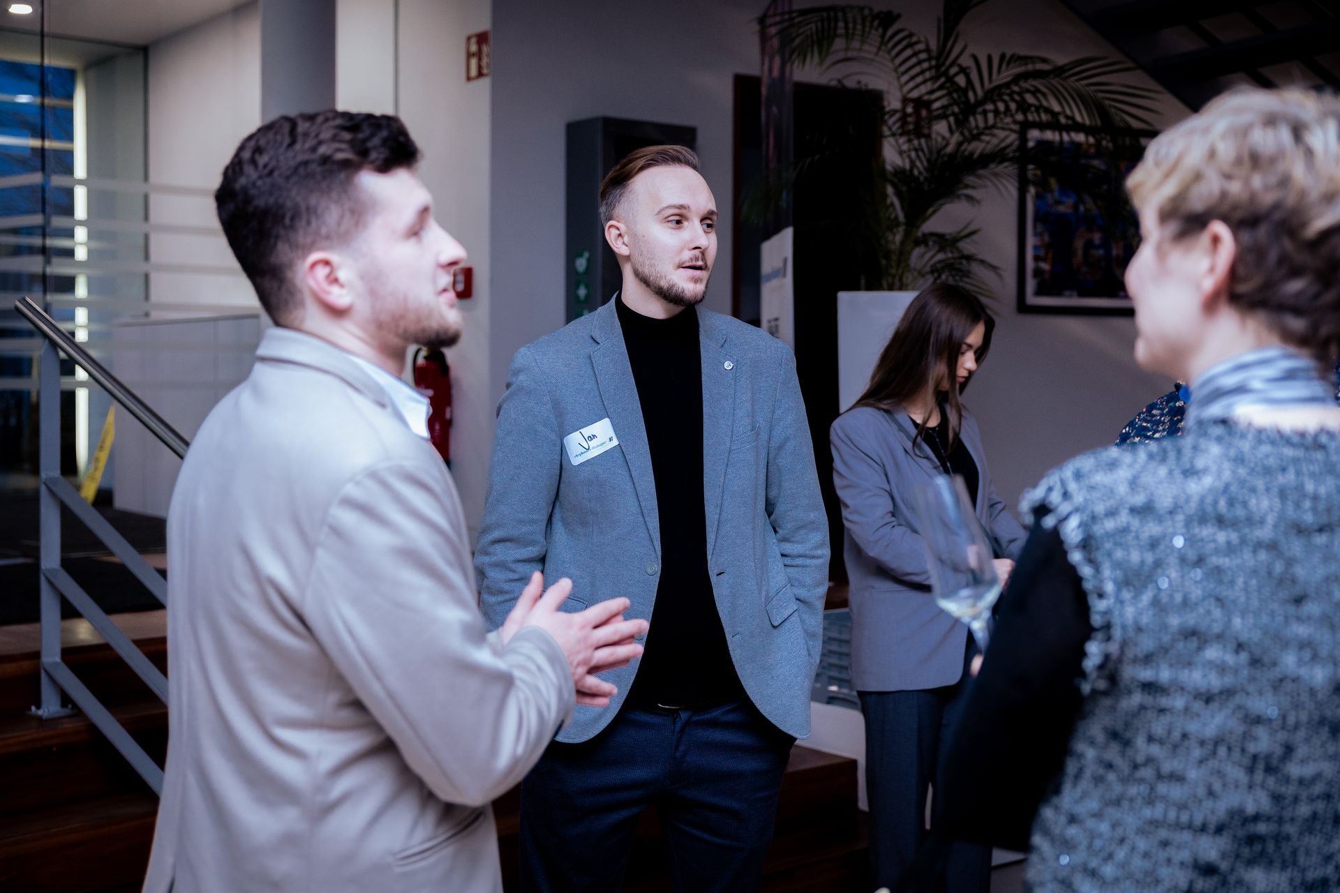 Ein Mann schwingt einen Golfschläger in einer Topgolfanlage und zielt unter Nachtbeleuchtung auf leuchtende Ziele.