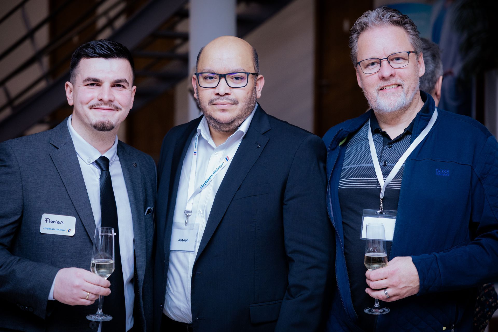 Ein Mann wird in einem Innenraum mit Kamera und Mikrofonangel gefilmt. Nachtszene, grüne Beleuchtung.