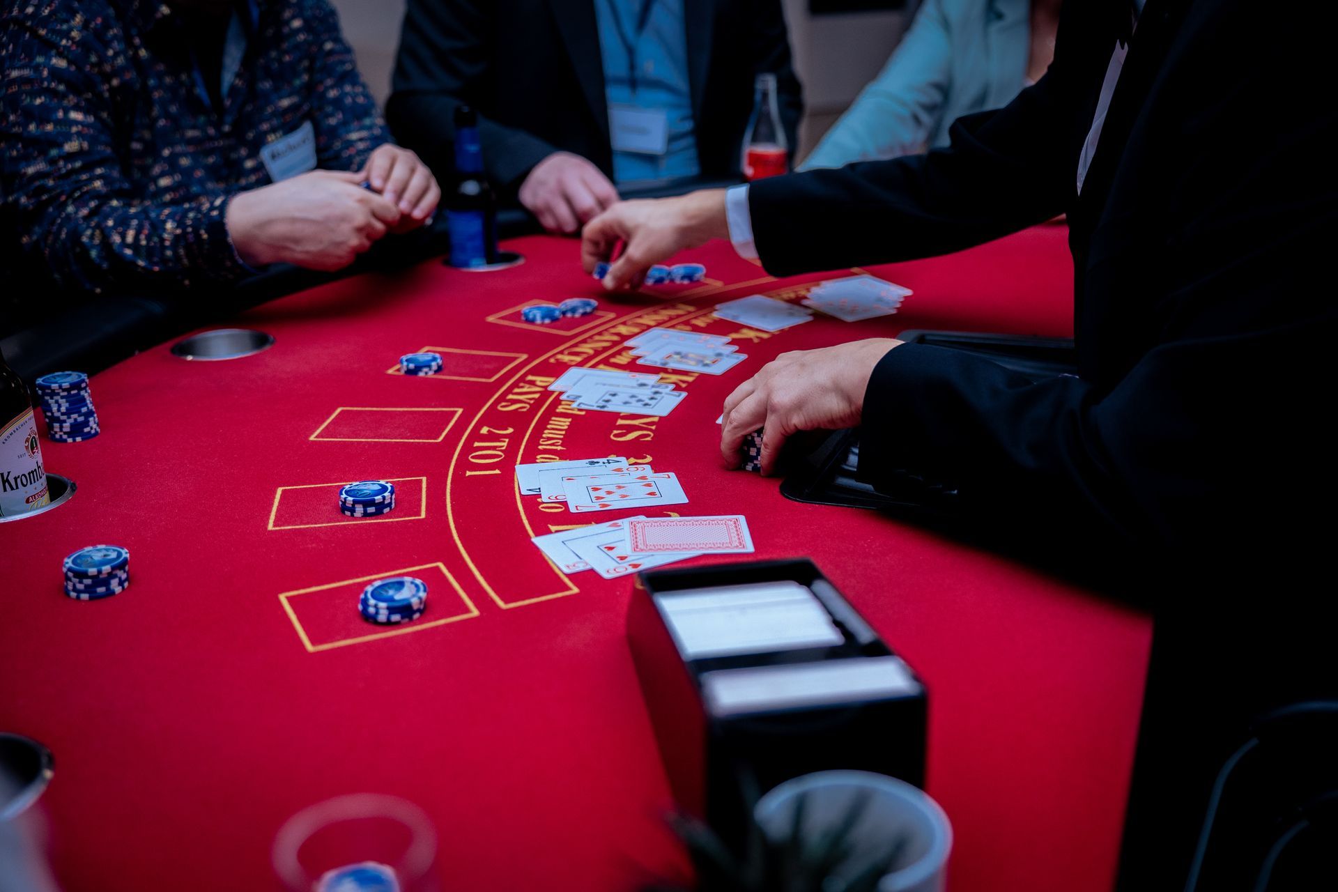 Ein Mann spricht bei einer Veranstaltung in ein Mikrofon, umgeben von Menschen und Weihnachtsdekorationen.