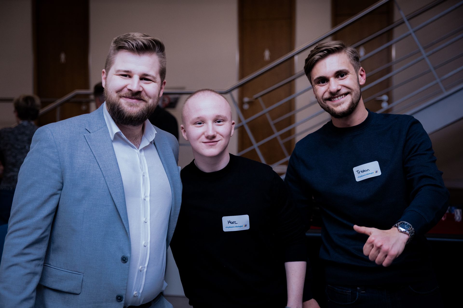 Ein Mann wird in einem Innenraum mit Kamera und Mikrofonangel gefilmt. Nachtszene, grüne Beleuchtung.