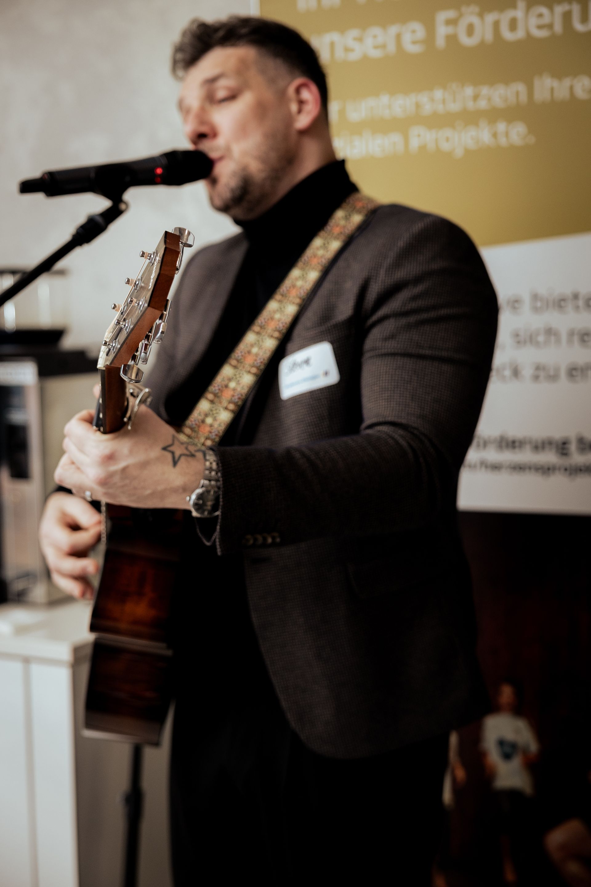 Ein Mann wird in einem Innenraum mit Kamera und Mikrofonangel gefilmt. Nachtszene, grüne Beleuchtung.