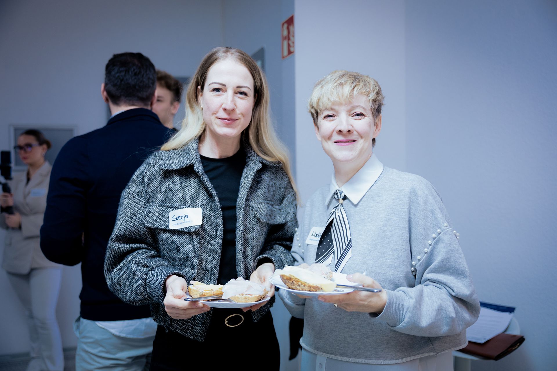 Eine Person, die nachts mit einem Golfschläger spielt, eine Weihnachtsmannmütze trägt und auf einer grünen Matte steht.