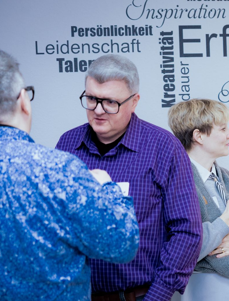 Ein Mann wird in einem Innenraum mit Kamera und Mikrofonangel gefilmt. Nachtszene, grüne Beleuchtung.