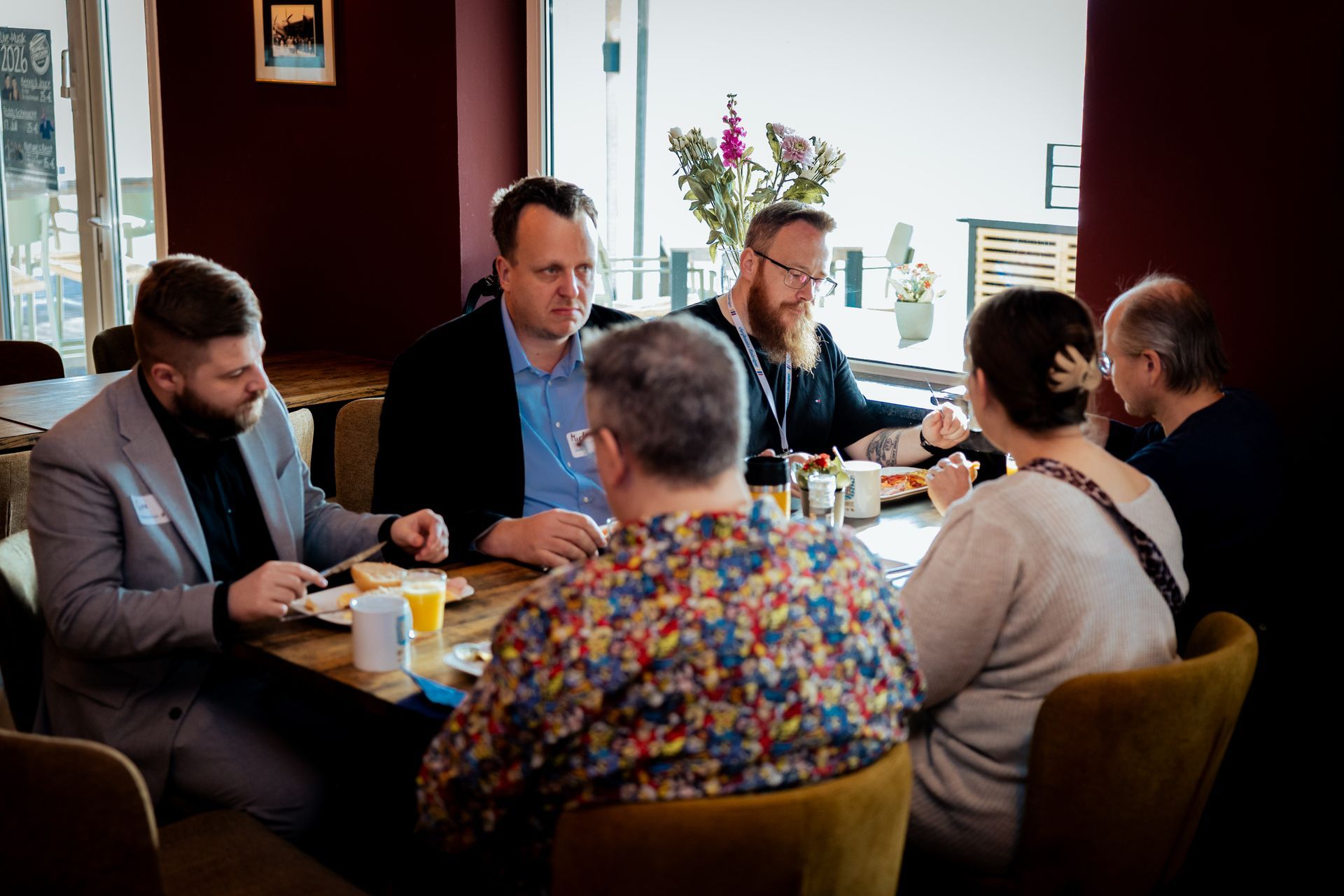 Ein Mann wird in einem Innenraum mit Kamera und Mikrofonangel gefilmt. Nachtszene, grüne Beleuchtung.