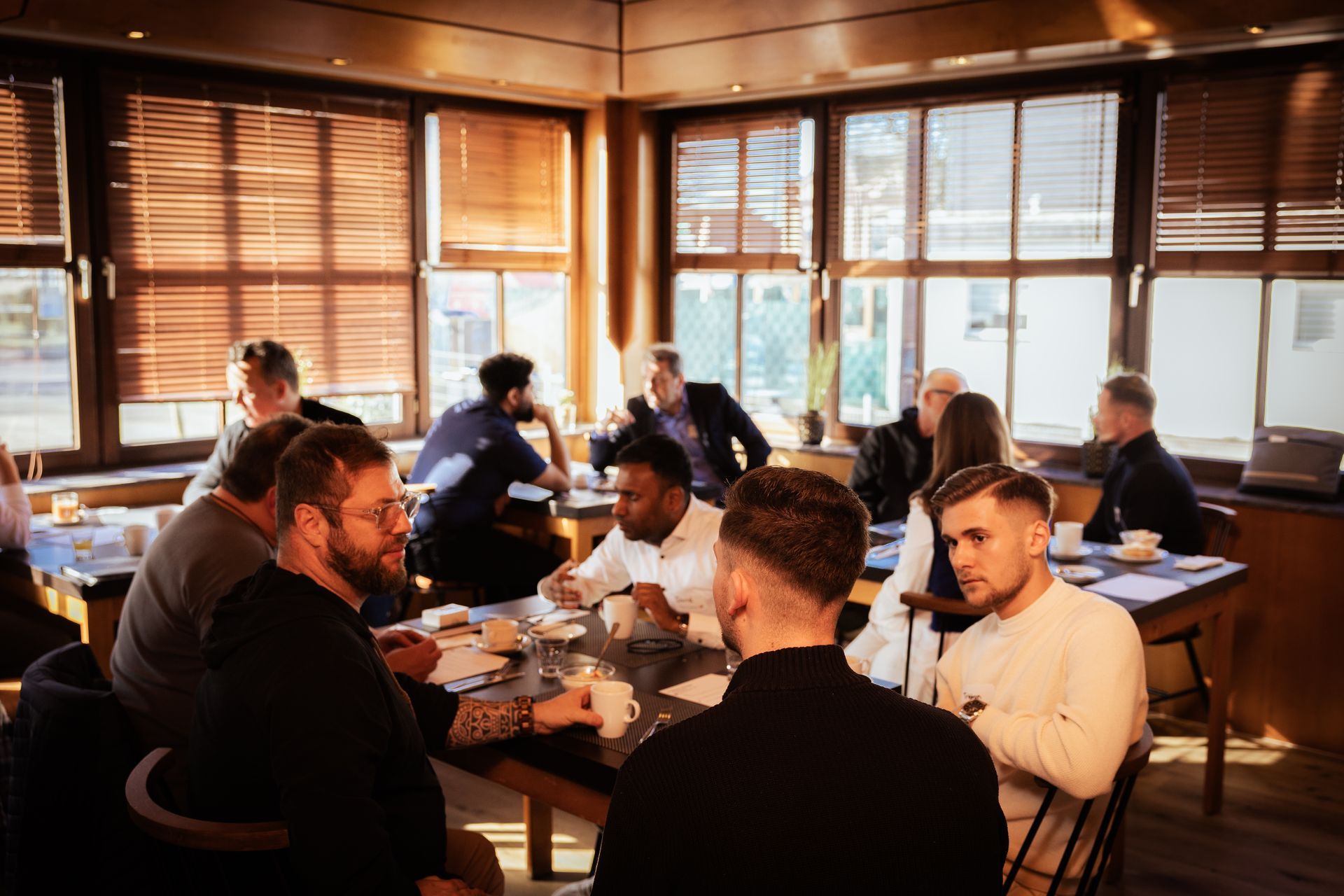 Eine Person, die nachts mit einem Golfschläger spielt, eine Weihnachtsmannmütze trägt und auf einer grünen Matte steht.