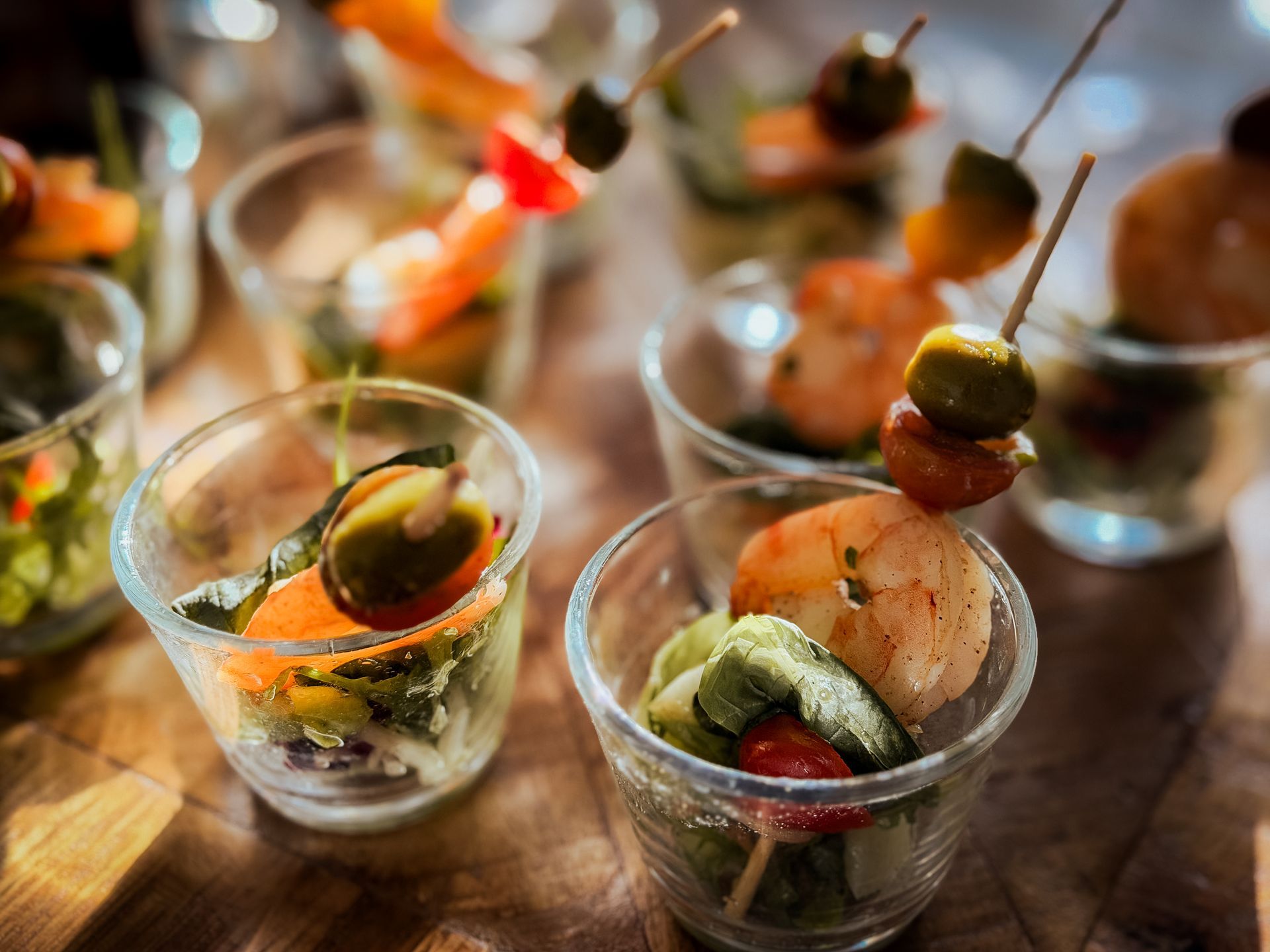 Ein Mann wird in einem Innenraum mit Kamera und Mikrofonangel gefilmt. Nachtszene, grüne Beleuchtung.