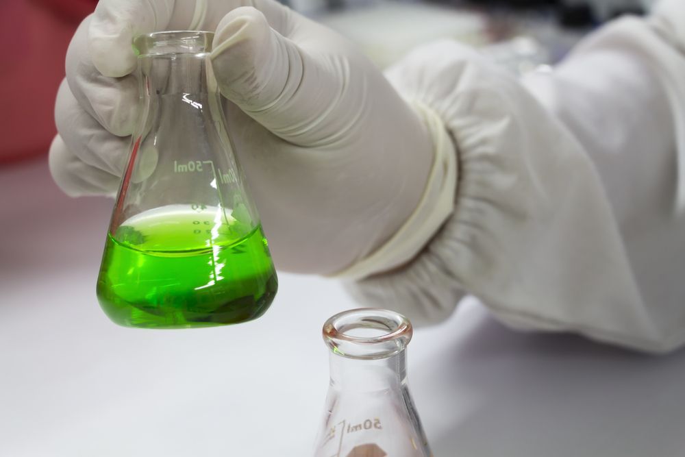 scientist experimenting with green solvent for bio based rubbers