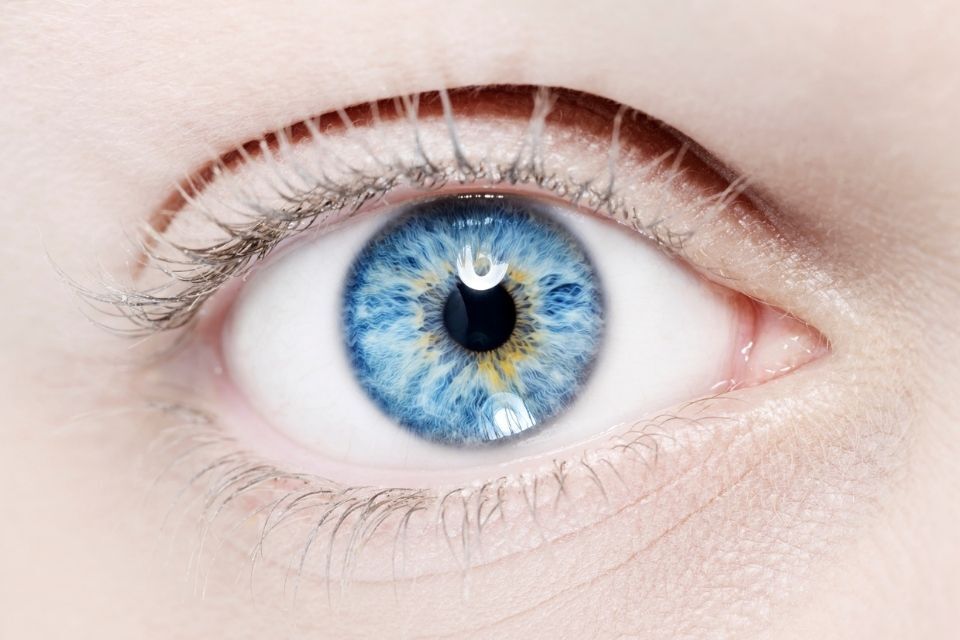 Occhio dopo operazione