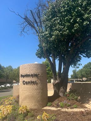 A brick sign that says ' horizon center ' on it