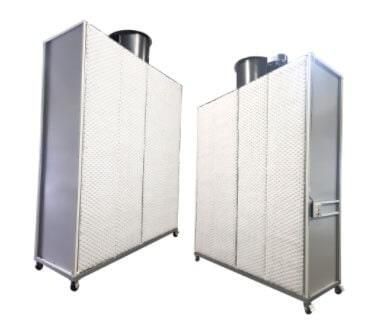 Dos unidades de filtro de aire industriales sobre ruedas; marcos plateados, paneles de filtro blancos y ventilaciones de escape superiores.