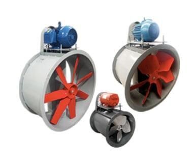 Tres ventiladores industriales con aspas rojas y motores azules o rojos.