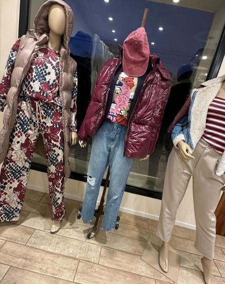 Tres maniquíes con diferentes tipos de ropa están parados uno al lado del otro.