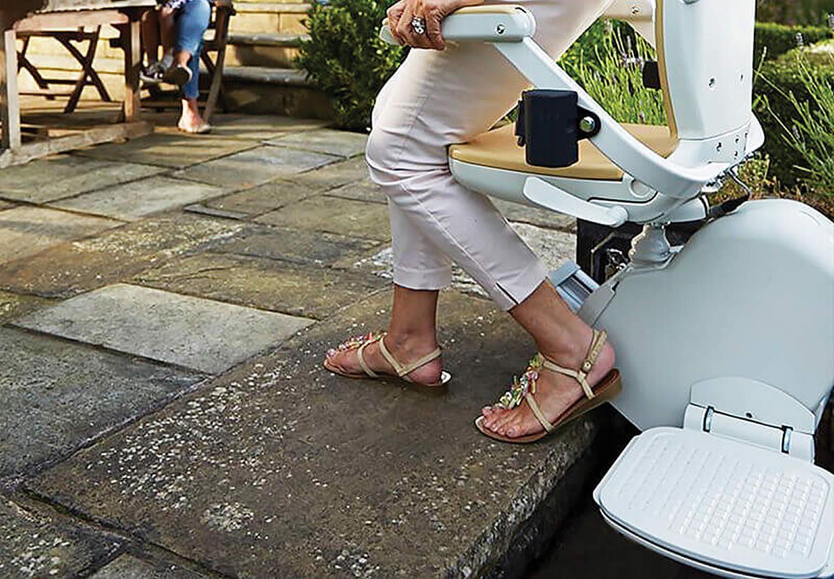 Acorn 130 straight outdoor stairlift dismount