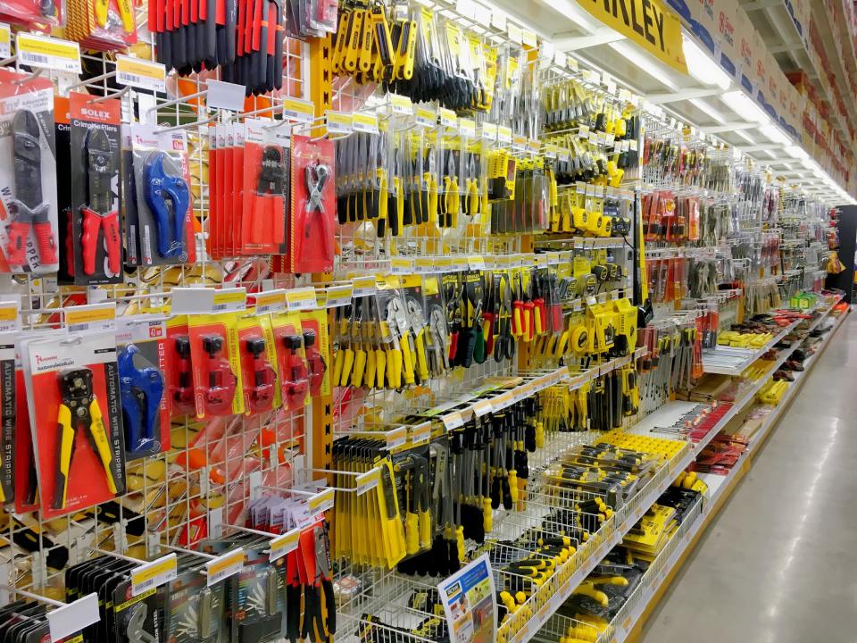 interni ferramenta con prodotti esposti