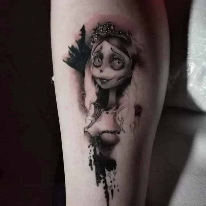 Tatuaggio della Sposa Cadavere, raffigurante il volto del personaggio su uno sfondo di inchiostro nero colante.