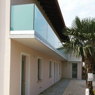 parapetto in vetro su un balcone