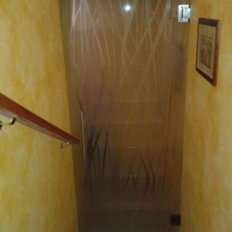 Porta in vetro con finitura opaca