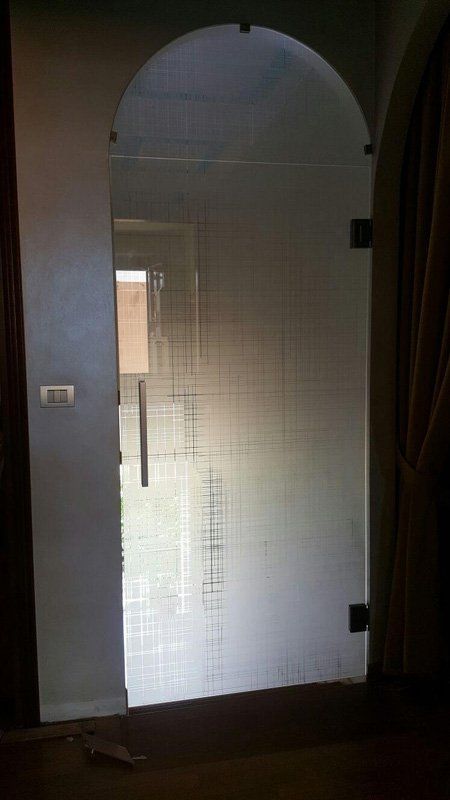 Porta ad arco in vetro opaco
