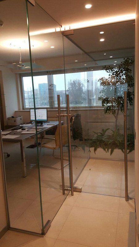 Ufficio con divisori in vetro