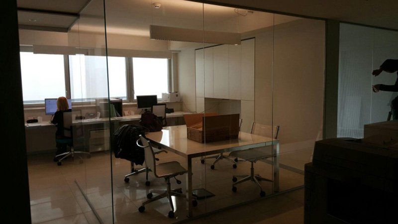 Interno di un ufficio con infissi in vetro