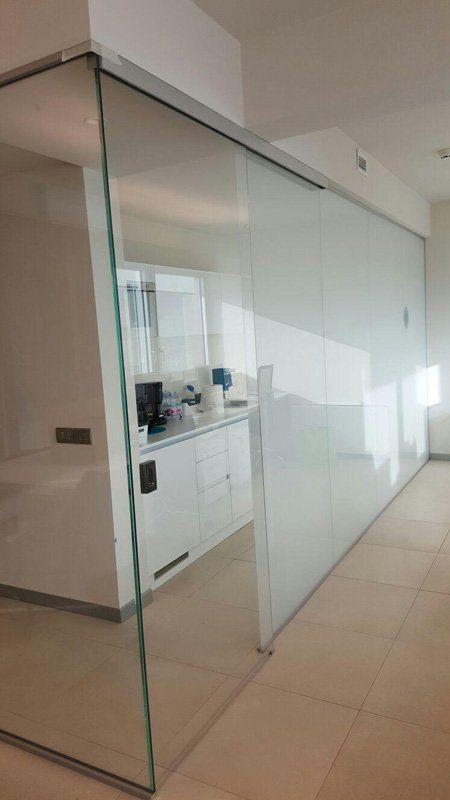 Interno di un'abitazione con mura in vetro