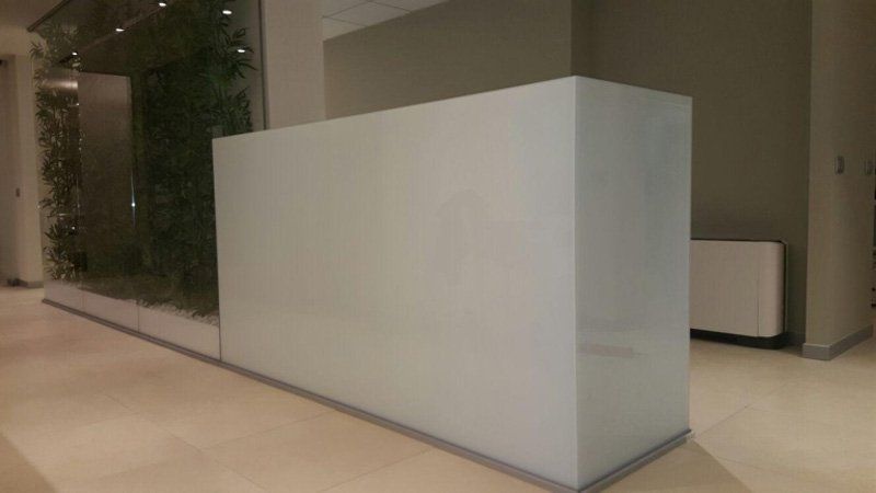 Bancone bianco con fioriera trasparente