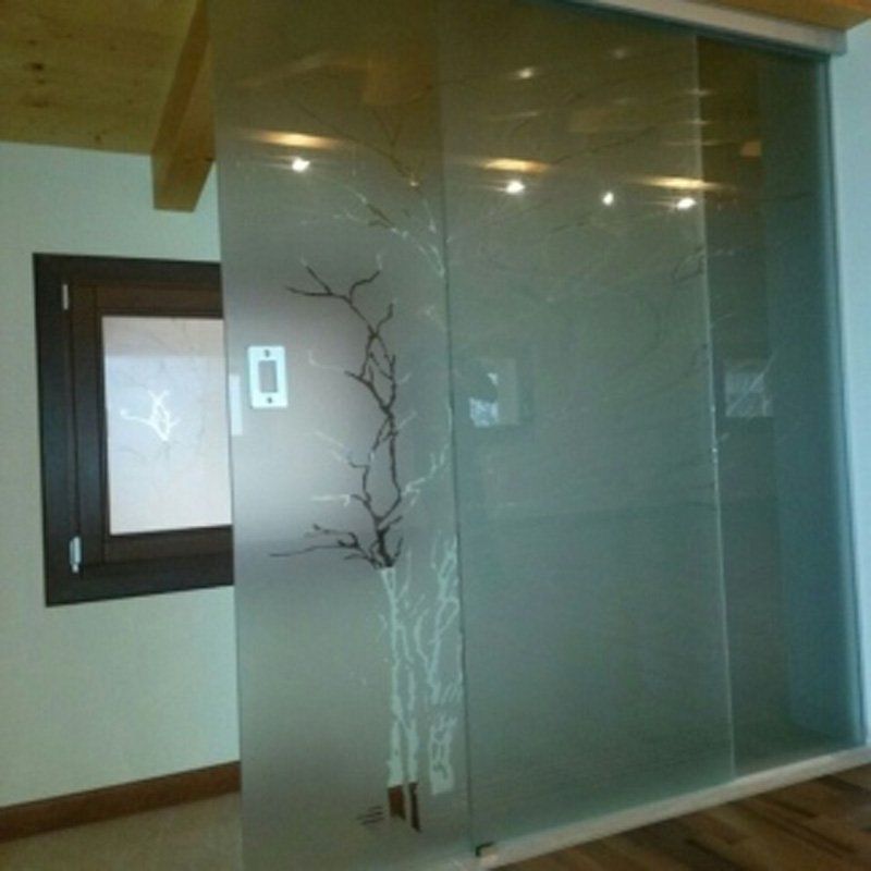 Interno di un appartamento con muro in vetro