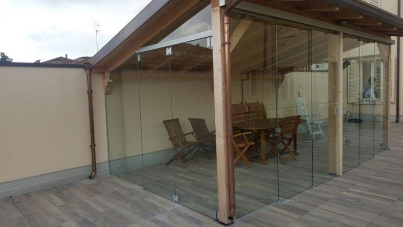 Gazebo con porte in vetro temperato