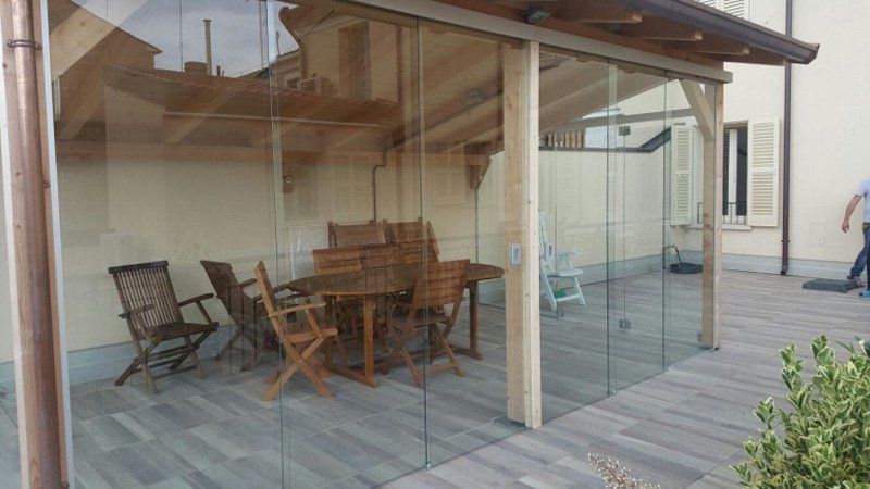 Gazebo con mura vetrate