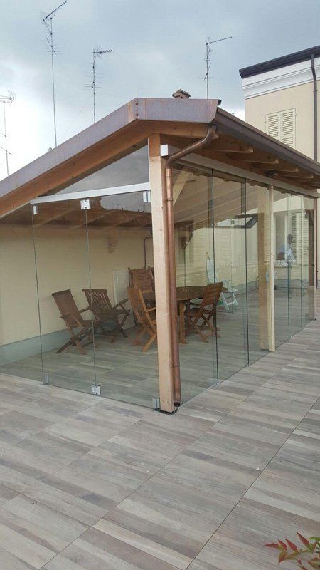 Gazebo con mura vetrate