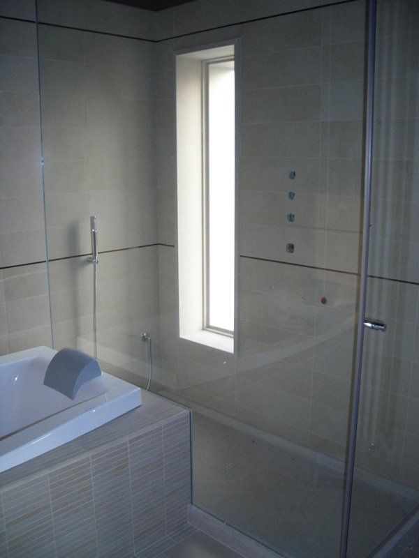 vetrate all'interno di un bagno