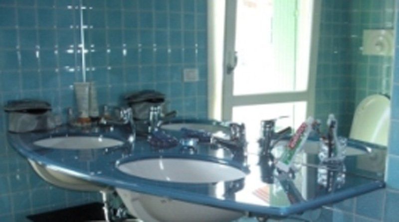 Lavabo in vetro con finitura blu