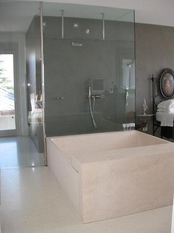 Vasca da bagno con vetrina