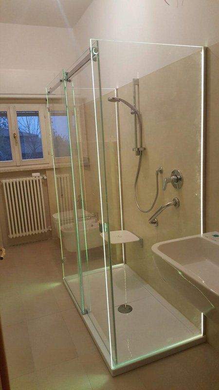 Doccia in vetro trasparente