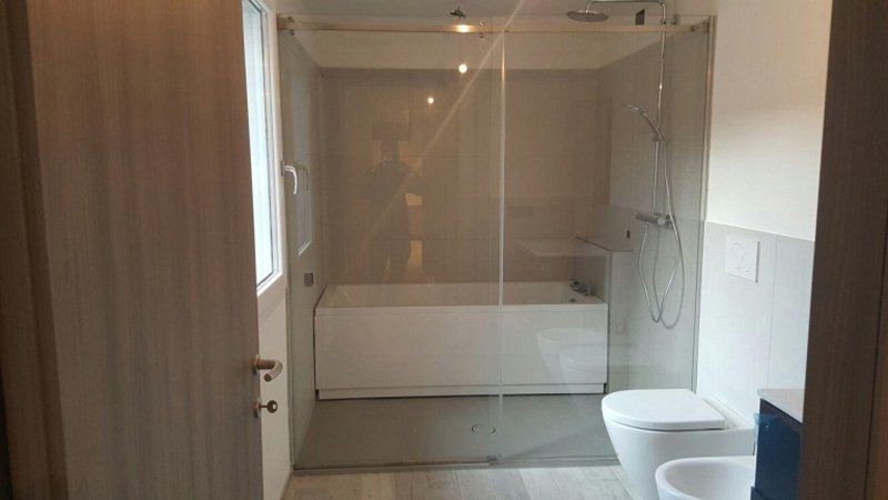 Bagno con divisore in vetro temperato