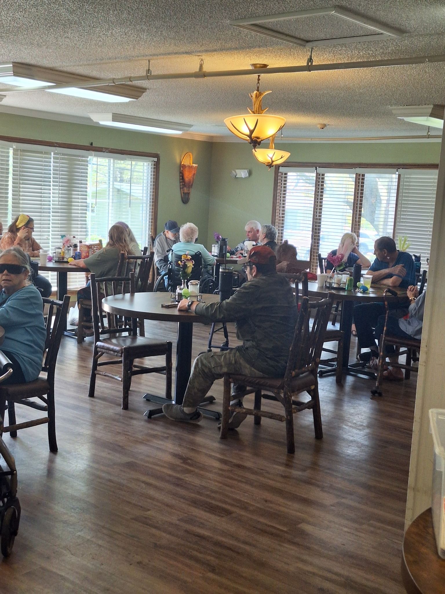 A group of people are sitting at tables in a restaurant.